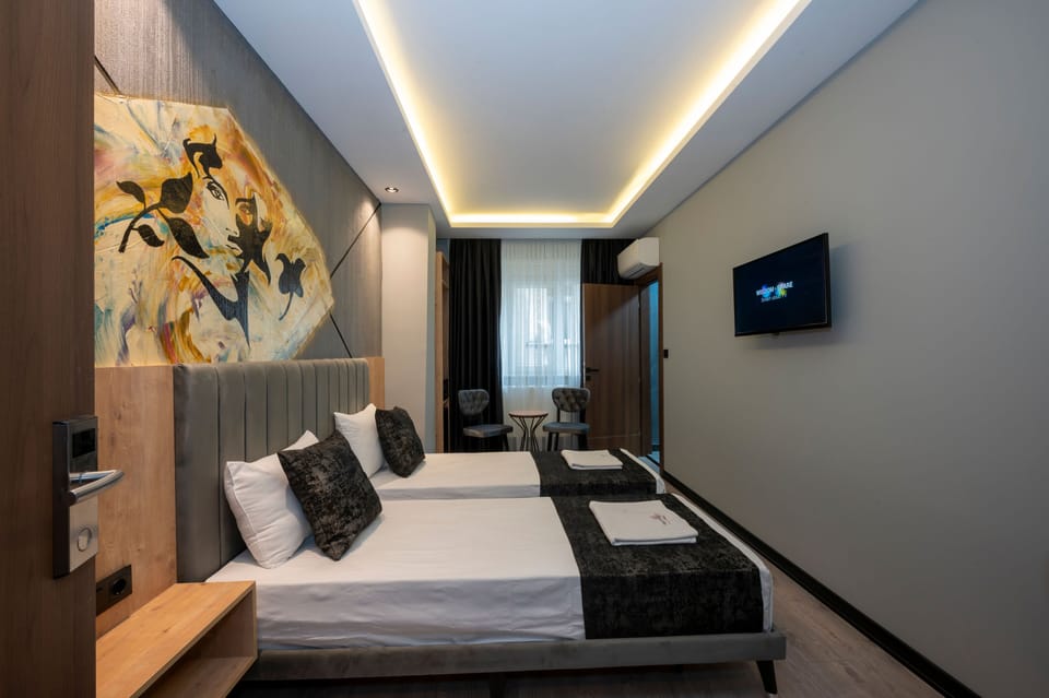 Deluxe Twin Room | Minibar, in-room safe, desk, laptop workspace