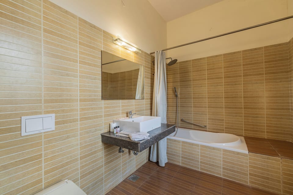 Superior Room | Bathroom | Free toiletries, hair dryer, slippers, towels