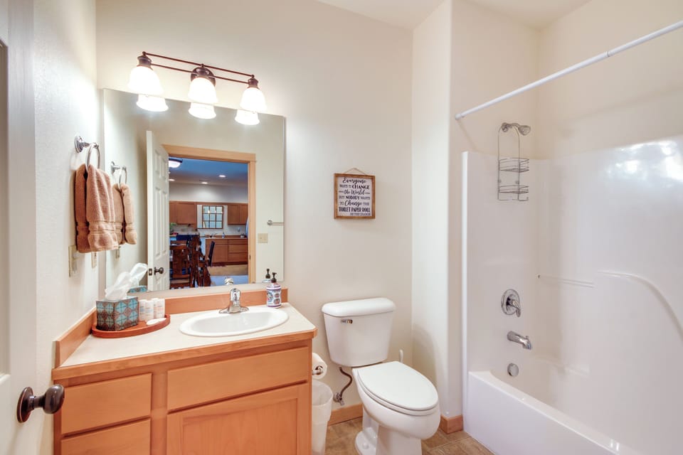 Full Bathroom | Towels Provided