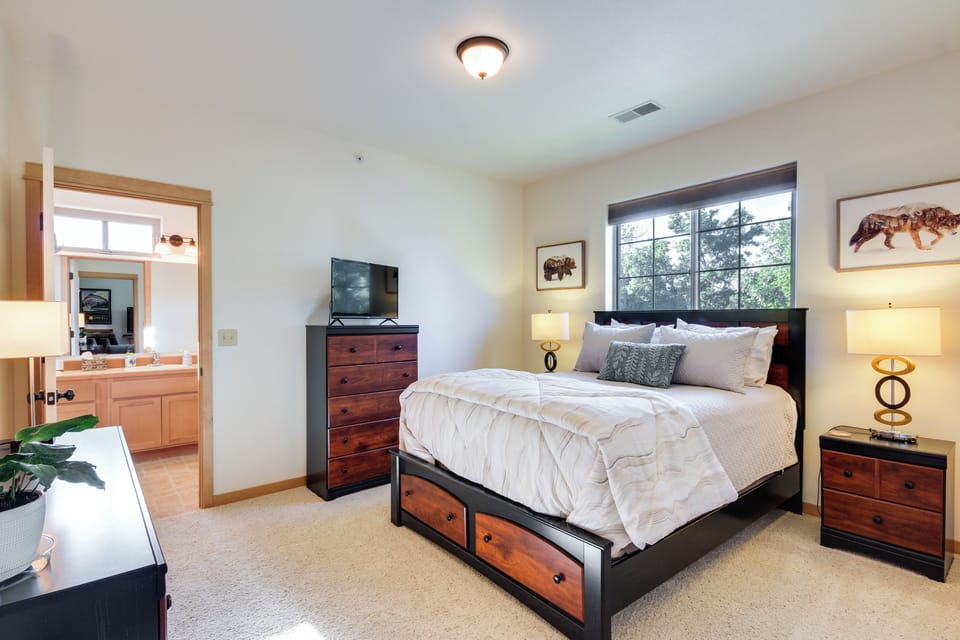 Bedroom 1 | Queen Bed | Smart TV w/ Cable