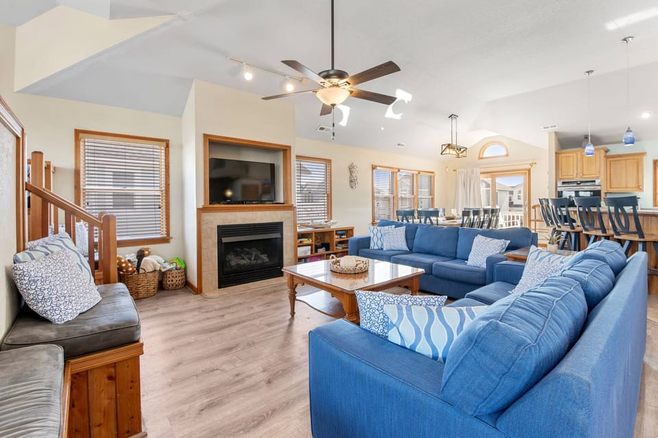 OSO101: Joshua's Place | Top Level Living Area