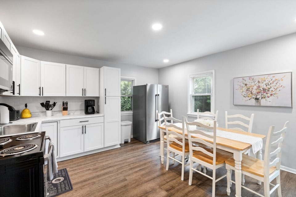 Fresh kitchen with eat-in dining table for six.