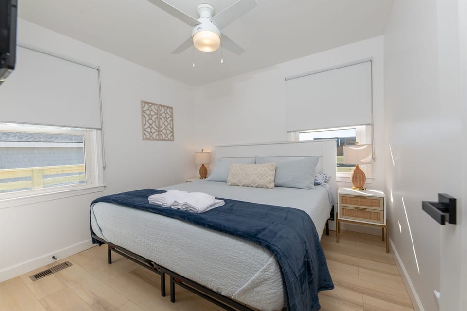 Comfortable king size bed with 100% cotton sheets