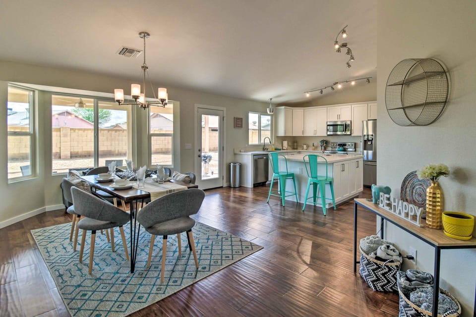 Dining Area | Dishware & Flatware Provided