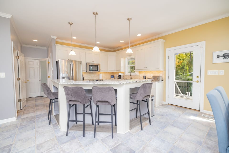 Main level. 4 counter stools.