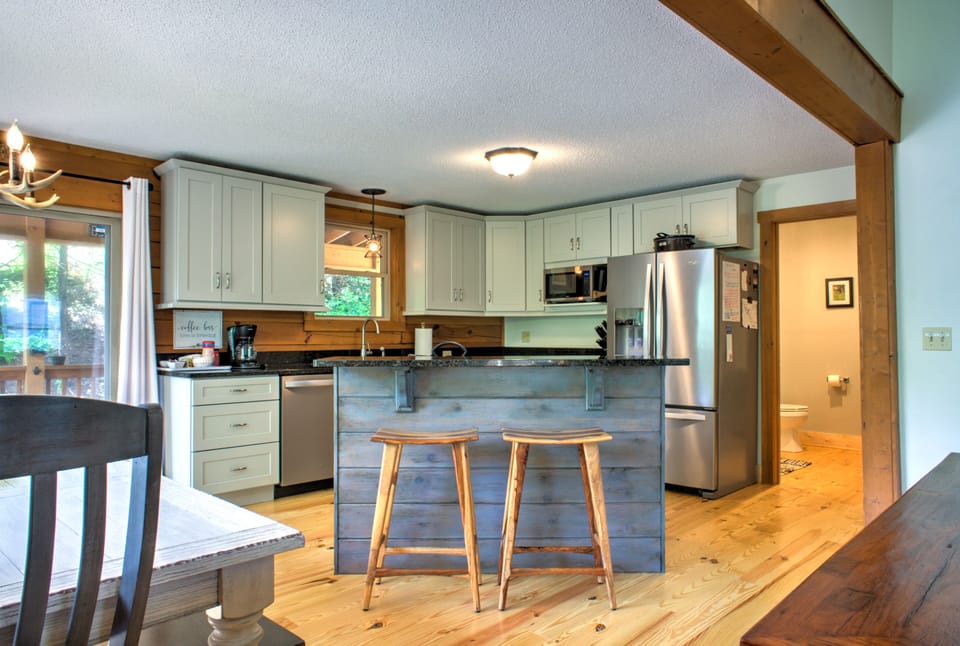 Fully Equipped Kitchen w/ Breakfast Bar Seating