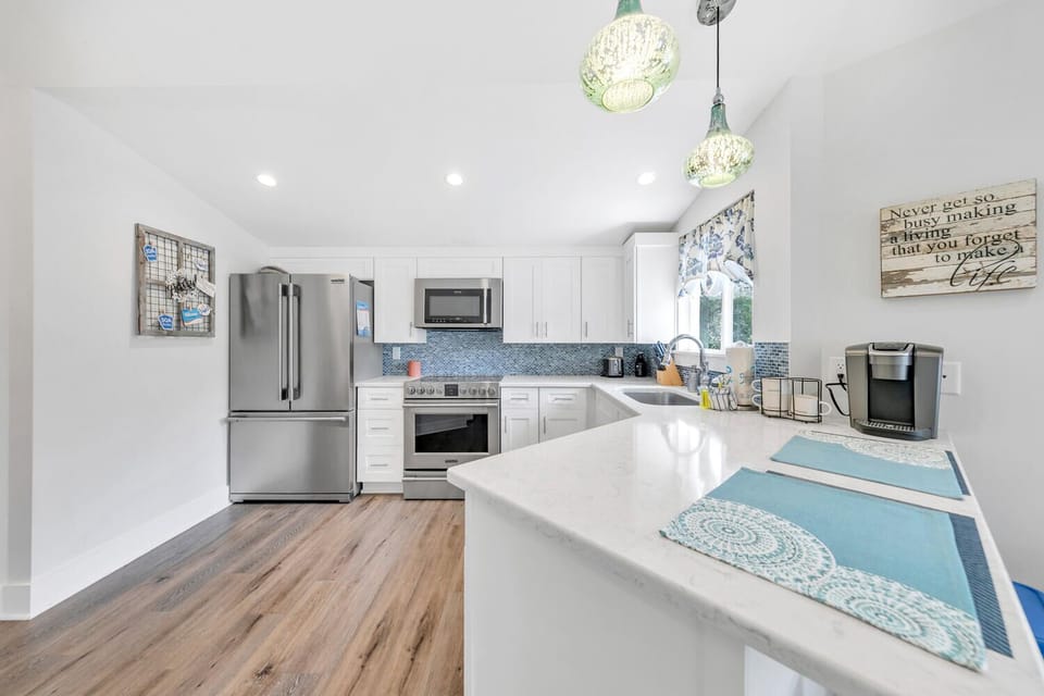 Full kitchen has all you need
