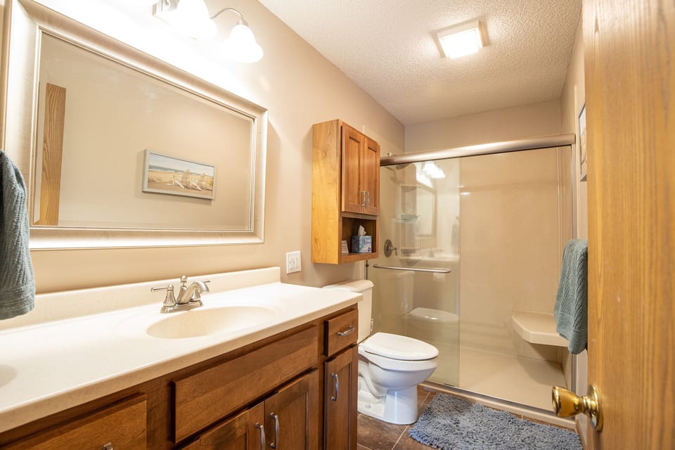 Lake Level Full bath