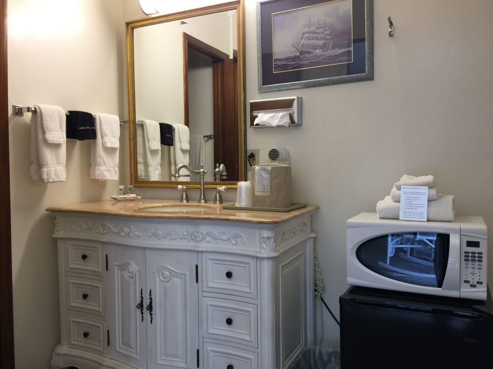 1 King Bed, Hill View, Ground Floor | Bathroom | Combined shower/tub, hair dryer, towels