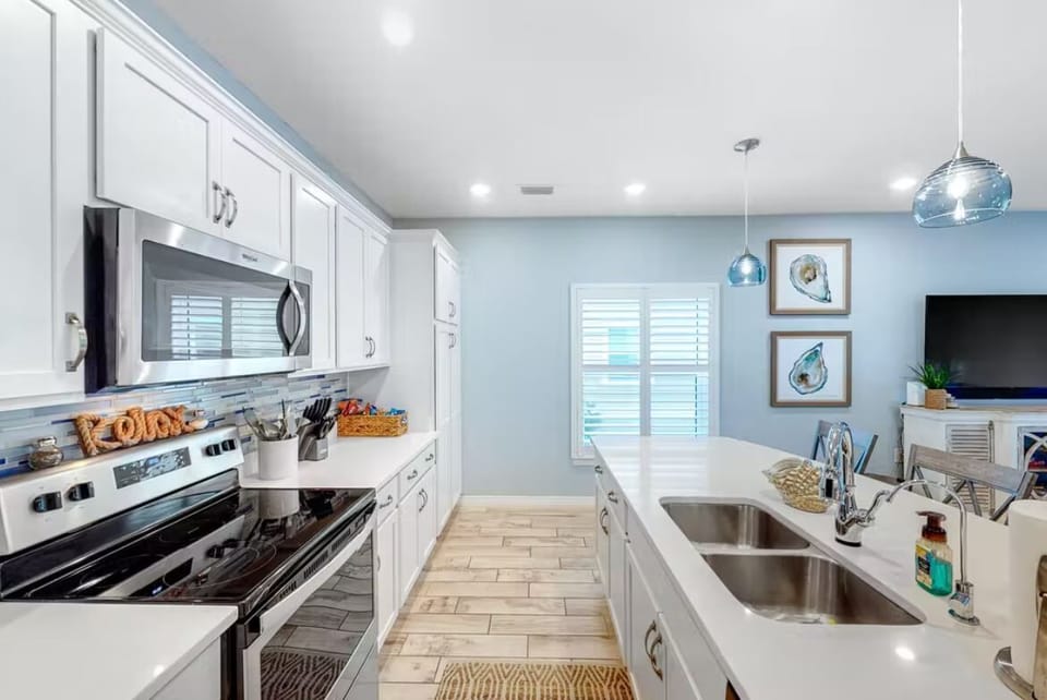 Kitchen, fully stocked