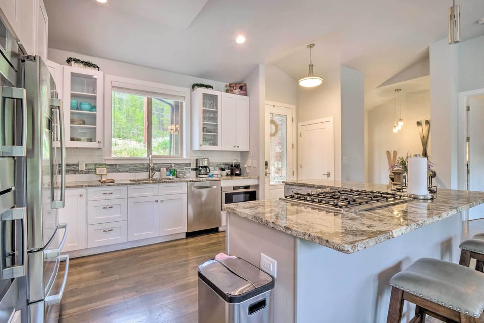 Full Kitchen | Gas Cooktop | Dishwasher | Double Oven | Microwave | Fridge