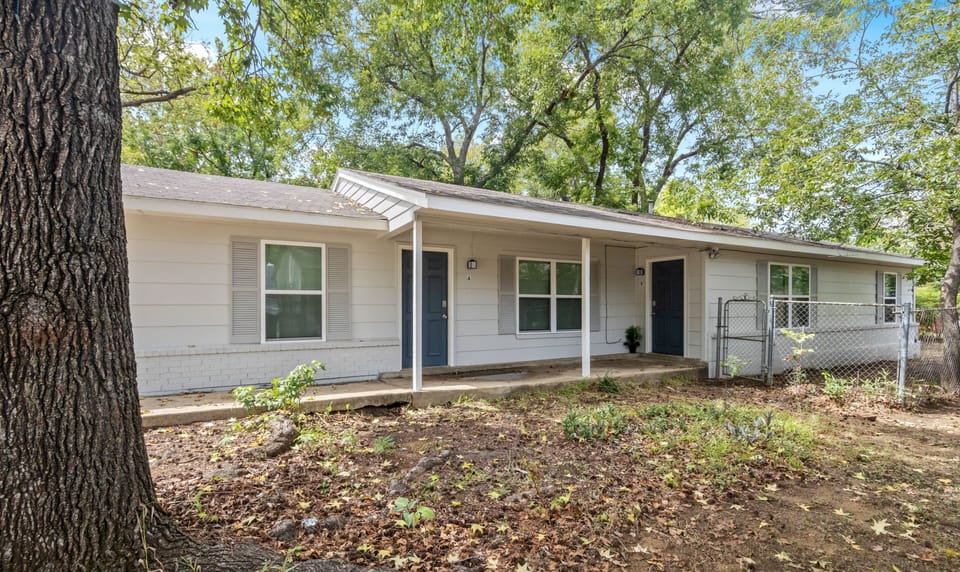 Unit is in small, privately owned duplex. Small backyard (no pets, please) 