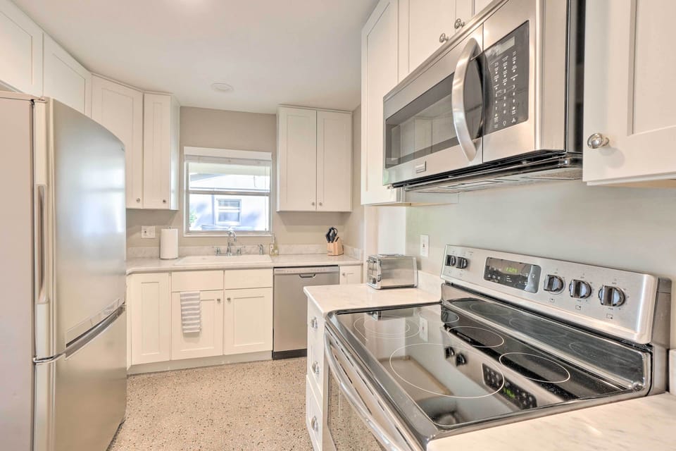 Kitchen | Cooking Basics | Coffee Maker | Paper Towels/Trash Bags Provided