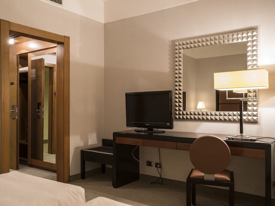 Down comforters, pillowtop beds, minibar, in-room safe