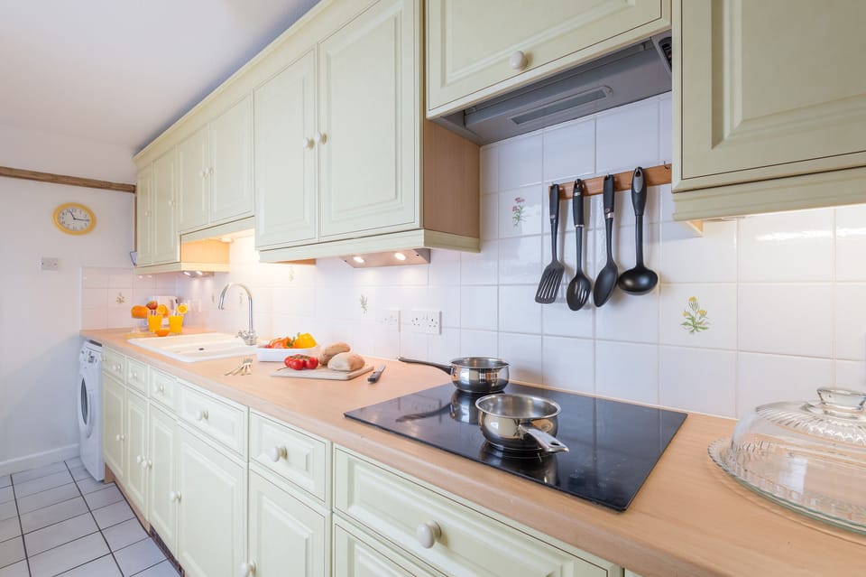 Cottage | Private kitchen | Fridge, dishwasher, electric kettle, toaster
