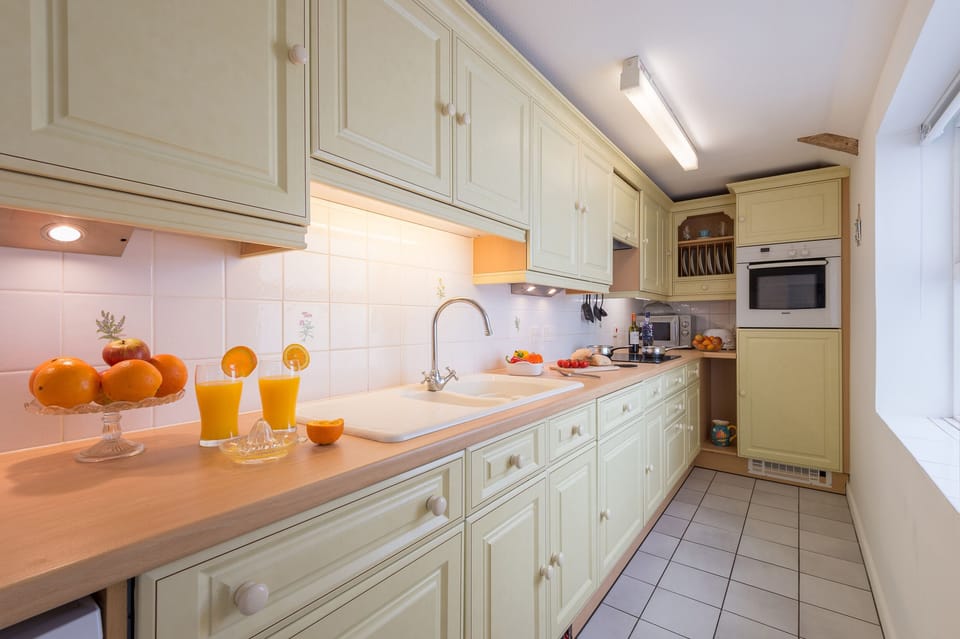 Cottage | Private kitchen | Fridge, dishwasher, electric kettle, toaster