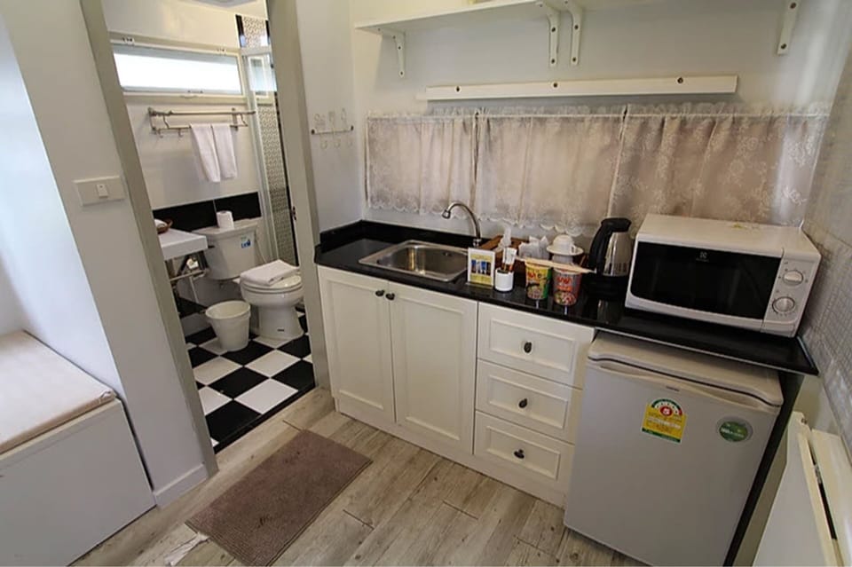 Deluxe Villa, 1 Double Bed, Garden View | Private kitchenette | Fridge, microwave, electric kettle