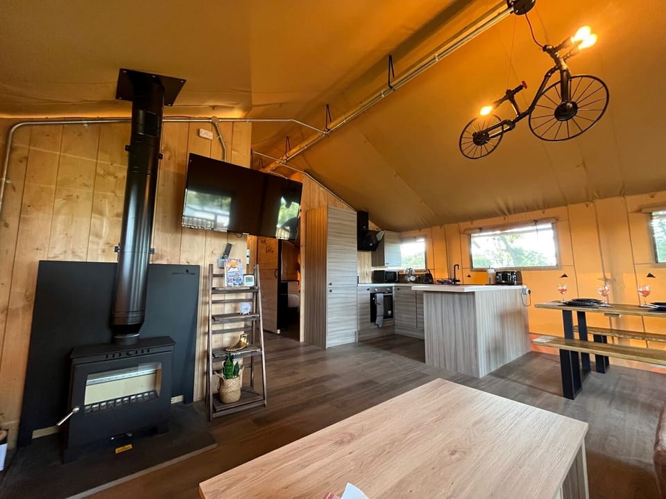 Luxury Tent, Hot Tub, Garden View | Interior