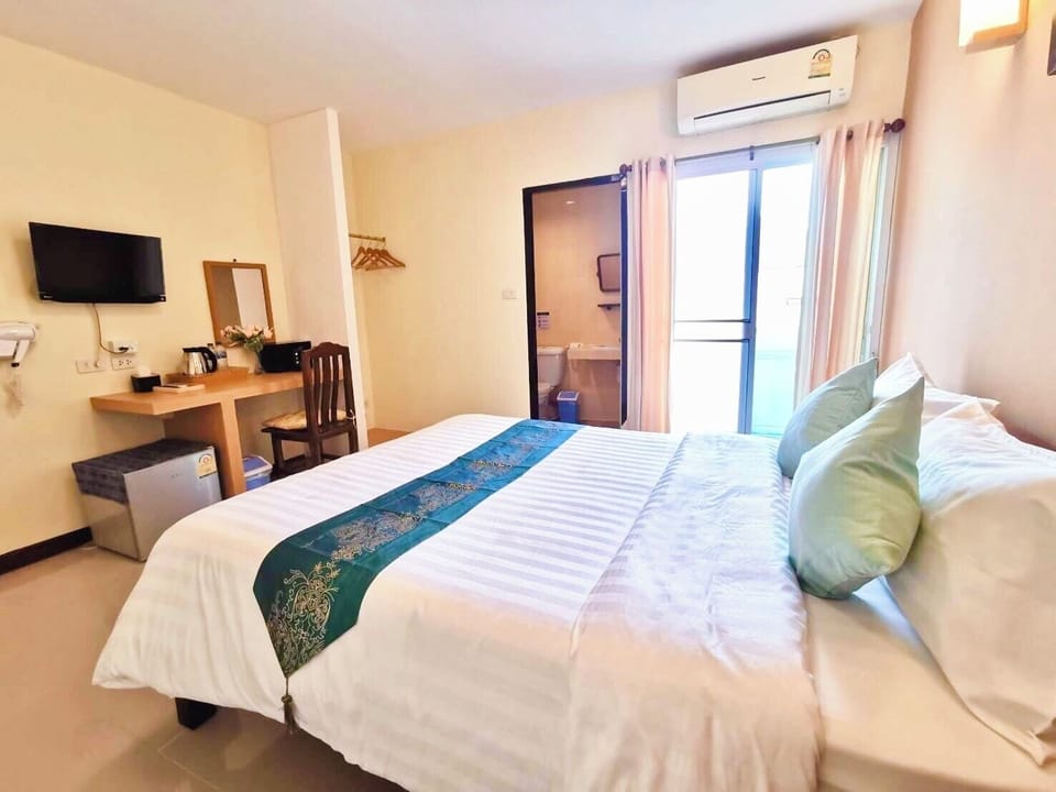 Double Room, 1 Queen Bed | In-room safe, blackout drapes, free WiFi