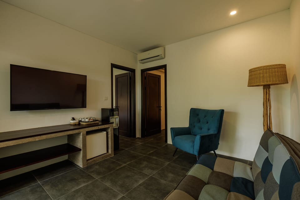Family Suite | Living area | 40-inch flat-screen TV with satellite channels, TV