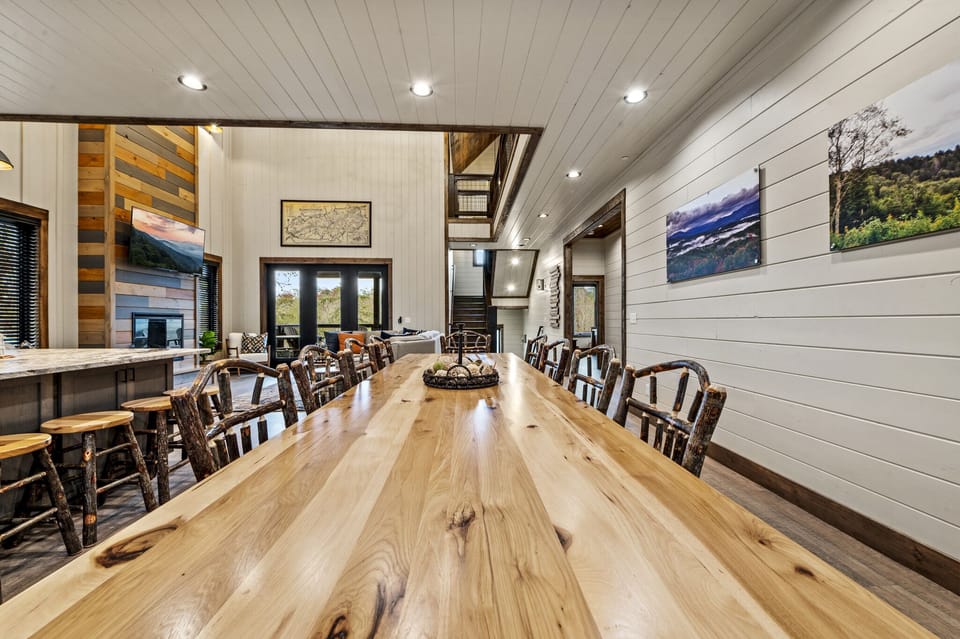 Large Table with Plenty of Seating