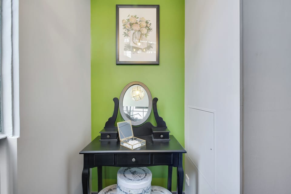 Business Room | In-room safe, individually decorated, individually furnished, desk