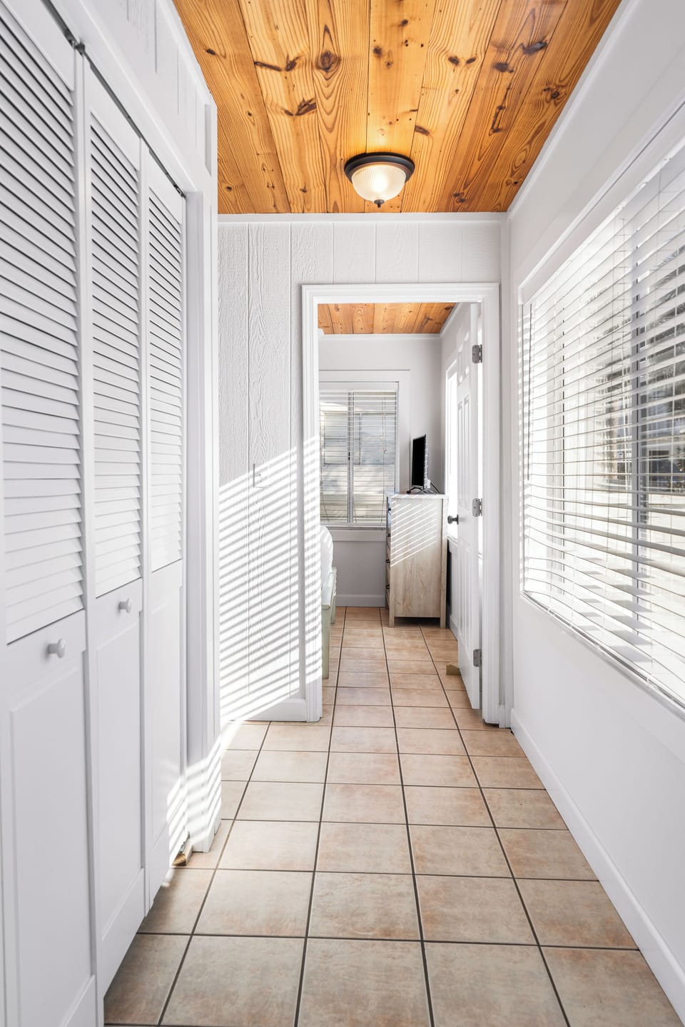 Leo_s Hideaway - Hallway