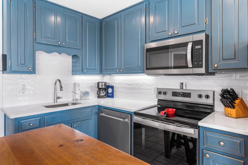 Leo_s Hideaway - Dining & Kitchen area