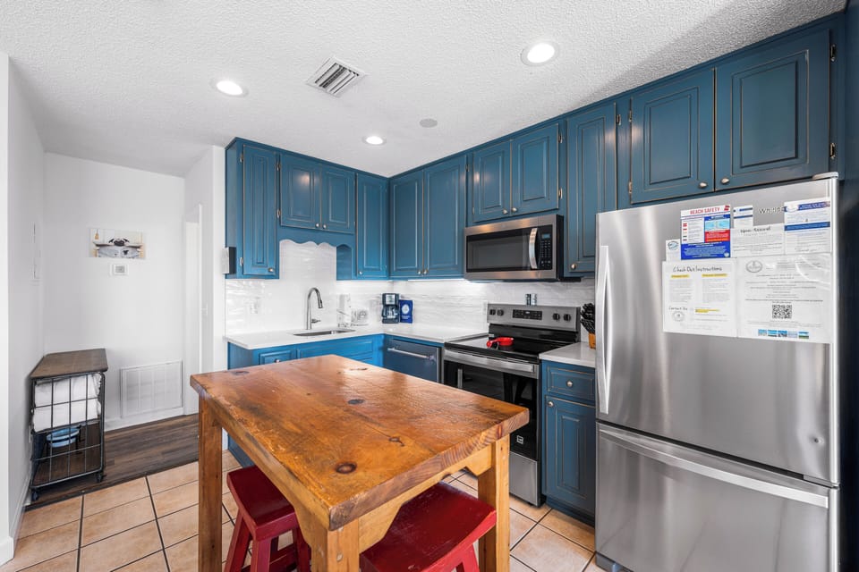 Leo_s Hideaway - Dining & Kitchen area