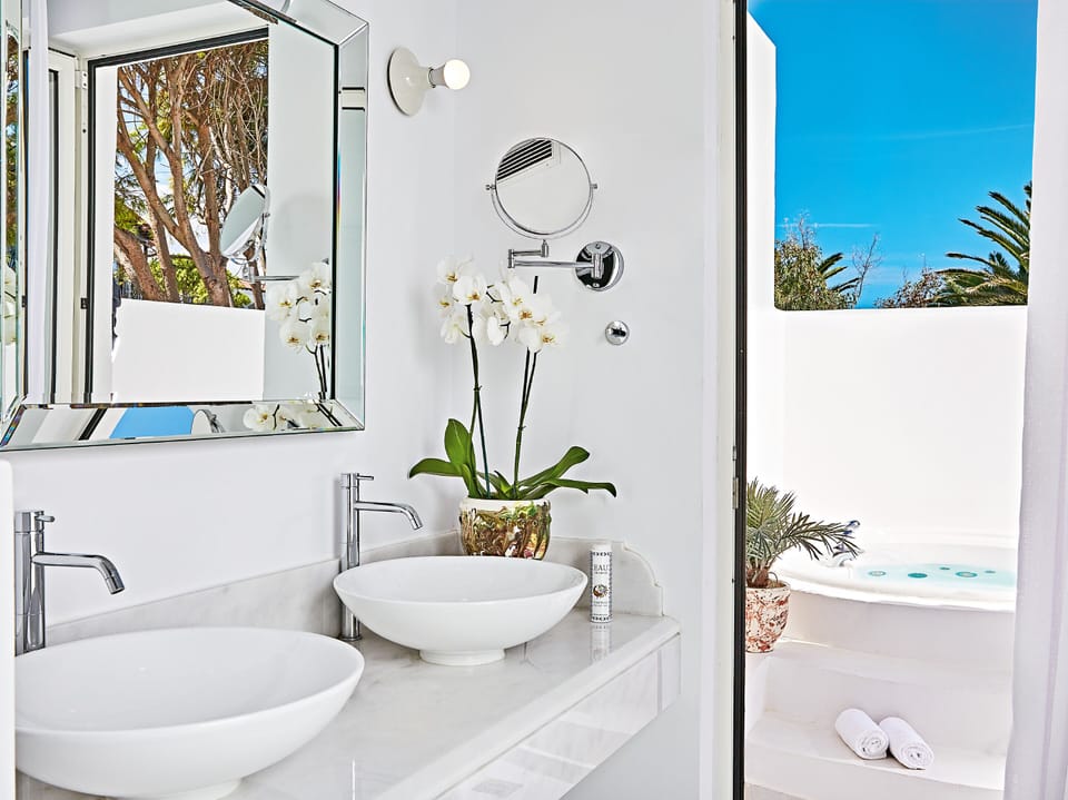 Deluxe Bungalow Suite | Bathroom | Shower, free toiletries, hair dryer, bathrobes