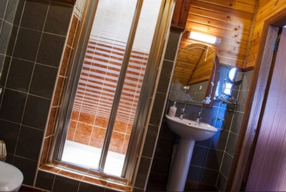 Deluxe Double Room | Bathroom sink