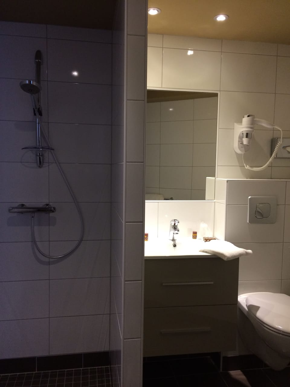 Rainfall showerhead, free toiletries, hair dryer, towels