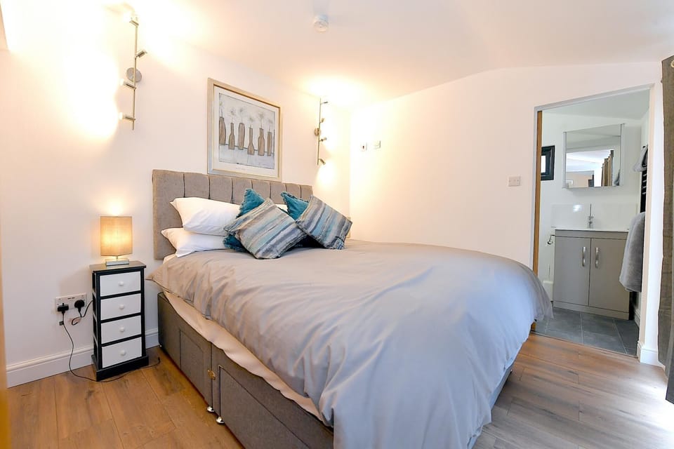 Cheerful 1BD Cottage With Parking Nr Guildford House in Guildford