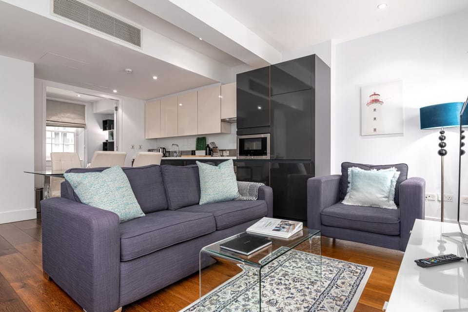 Apartment (3 Bedrooms) | Living area