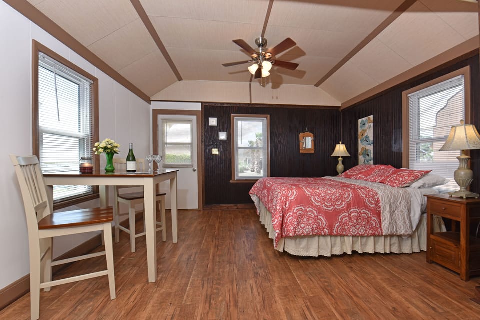 Premium 1 Bedroom Waterfront Cottage, Full Kitchen | Pillowtop beds, iron/ironing board (on request), WiFi (free), bed sheets