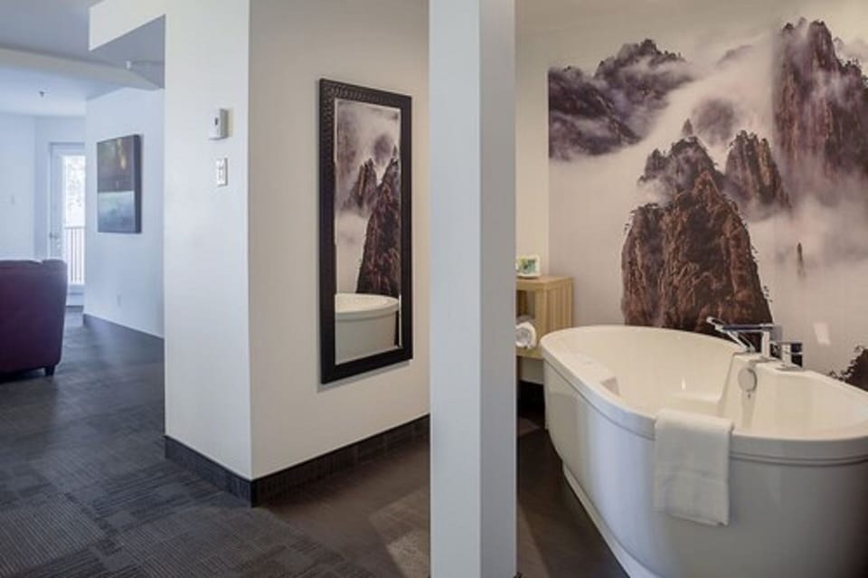Deluxe Room, 1 King Bed, Jetted Tub, River Side | Deep soaking bathtub