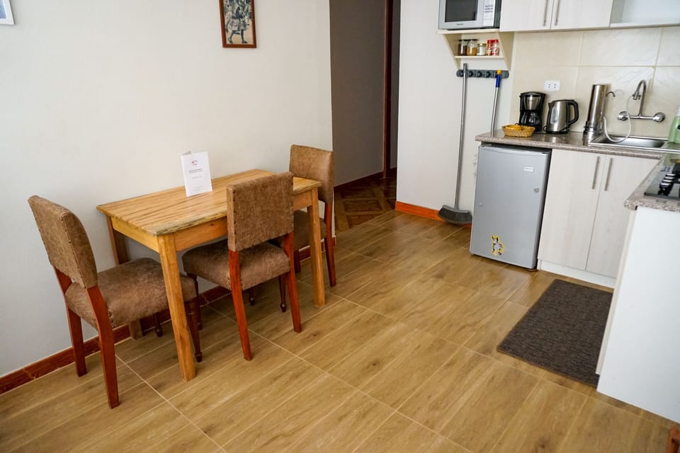 Fully equipped kitchen with comfortable table