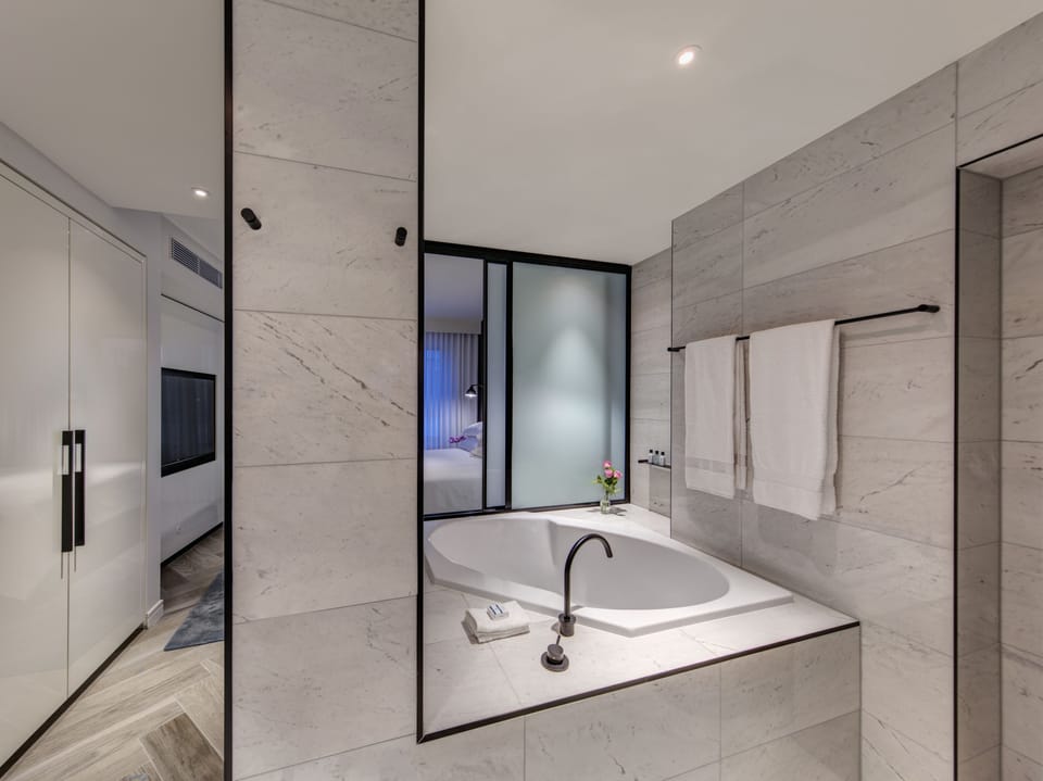 One Bedroom Harbour View Suite | Premium bedding, down comforters, Tempur-Pedic beds, in-room safe