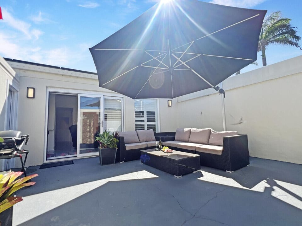 Enjoy a complimentary glass of wine in the court yard while cooking some local fish on the Weber BBQ. A lovely meal after visiting the Eumundi Markets (take the supplied cooler and picnic basket).