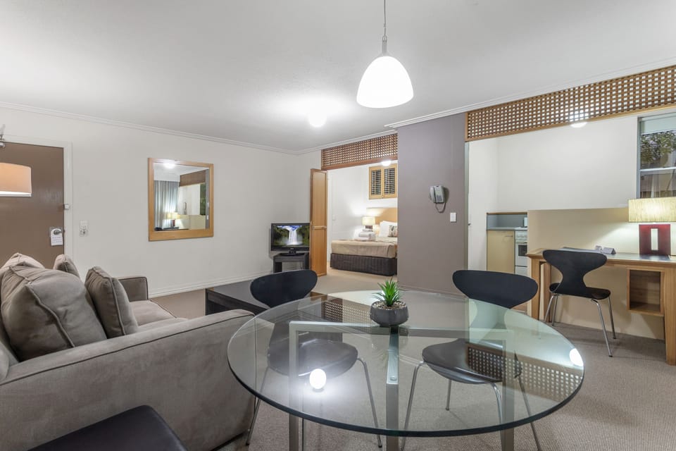 Classic Apartment, 1 Queen Bed, Kitchen, Courtyard Area | In-room dining