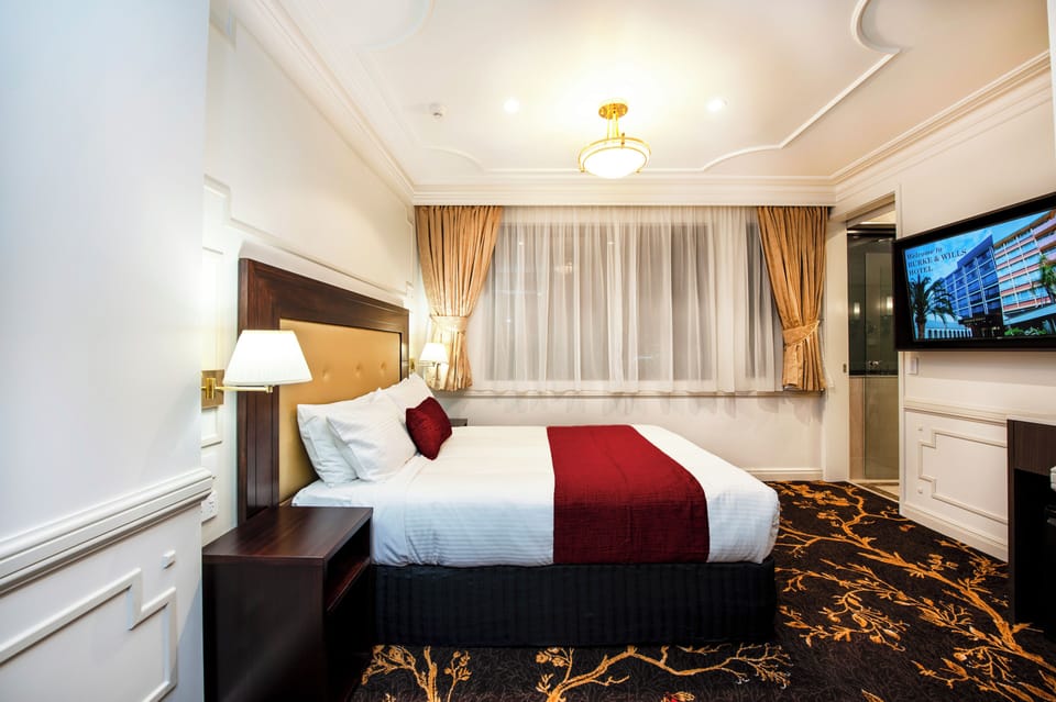 Luxury Suite, 1 Queen Bed, Bathtub | Premium bedding, minibar, in-room safe, desk