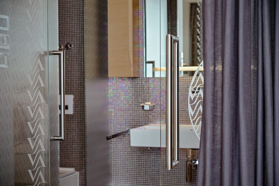 Superior Double Room, 1 King Bed, Balcony, Sea View | Bathroom | Separate tub and shower, jetted tub, rainfall showerhead