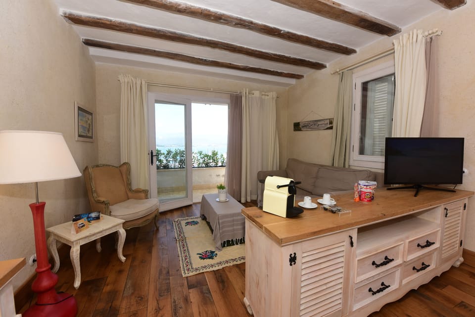 Queen Suite, Sea View with Jacuzzi | Egyptian cotton sheets, premium bedding, pillowtop beds, minibar