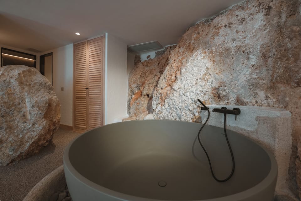 Mandarin House ( Annex ) | Junior Room NO ELEVATOR | Bathroom | Shower, free toiletries, hair dryer, slippers