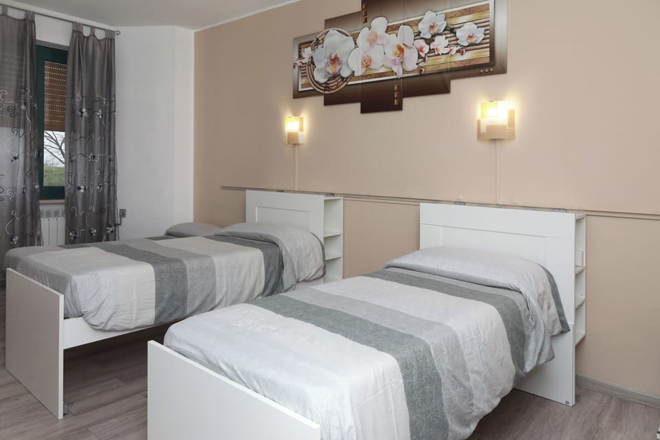Classic Twin Room | Down comforters, WiFi (free), bed sheets
