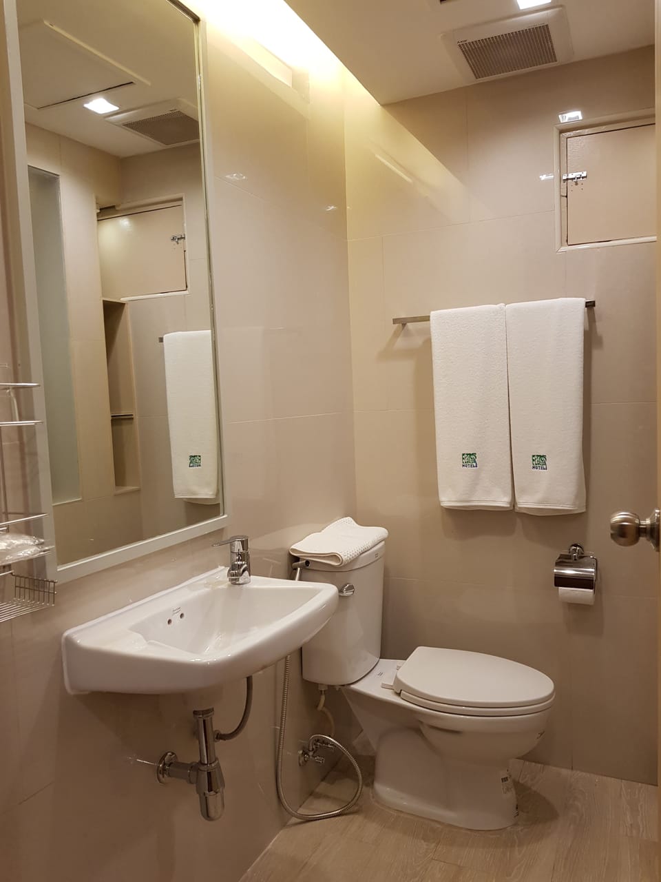 Deluxe Double or Twin Room, 1 Bedroom | Bathroom | Free toiletries, towels