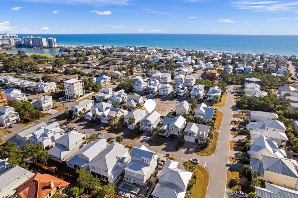 Aerial view of the proximity to the beach access.