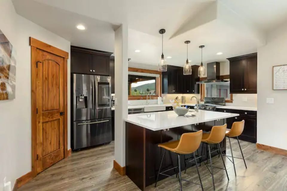 Fully Stocked Chef’s Kitchen w/ Stainless Steel Appliances and Quartz Countertop