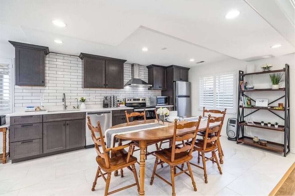 Lots of lighting in dining / kitchen areas