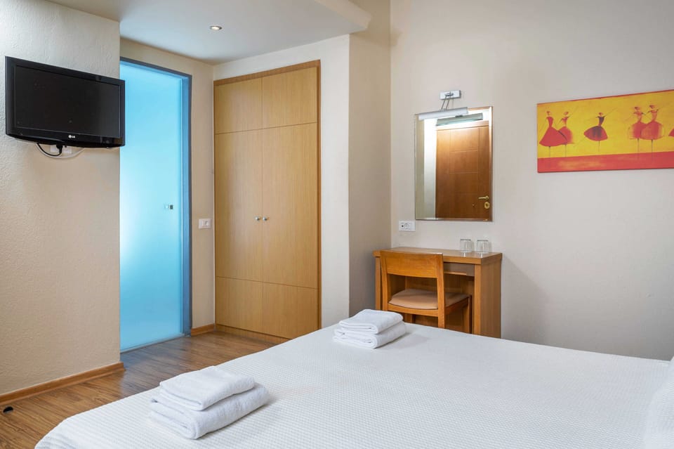 Standard Double or Twin Room | In-room safe, desk, soundproofing, free WiFi